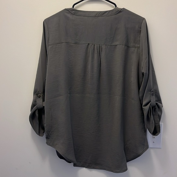 Maurice’s solid gray flowy tunic style shirt Size Medium - Picture 4 of 6